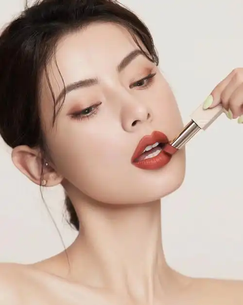 美女嘴唇高清图片(美女的4种唇形) - 赤虎壹号