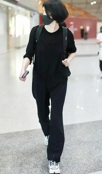 54岁王菲反复穿一双运动鞋,毫无奢华与铺张,让人不禁为之点赞