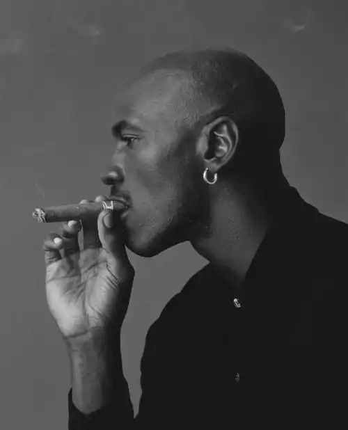 先来一组黑白镜头下的乔!感受下雪茄乔丹!讲真有点帅!