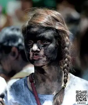 武警战士的白牙也未能幸免. 双拳不敌八手.