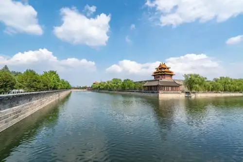 夏天晴朗天空下北京故宫角楼建筑风景