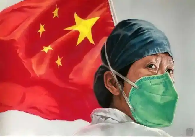 画面中,一名带着口罩的白衣天使目光坚毅,身后飘扬着鲜艳的五星红旗
