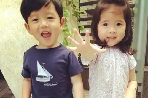 37岁宋小宝一家近照,二婚老婆貌美如花,两个龙凤胎长相漂亮