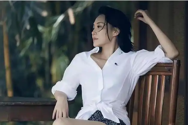 55岁许晴身材绝了穿流苏裙打造出性感事业线细腰更让人惊艳