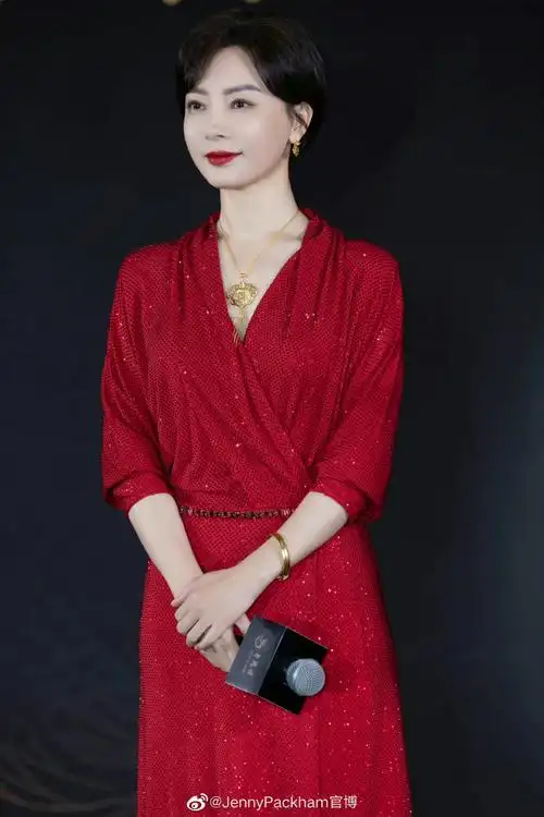 陈数#身着#jenny packham#复古红浴袍礼服95将优雅藏于心间,耀眼的