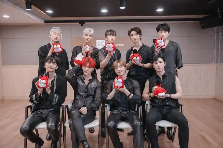 队长金永斌回答道:此次专辑的概念是为了迎接属于我们sf9灿烂的荣光