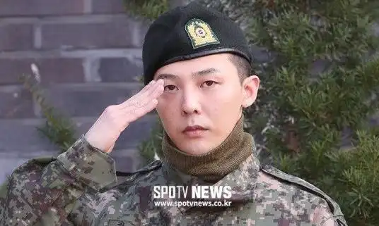 权志龙在现场发表感想称"顺利结束了兵役,谢谢大家的等待