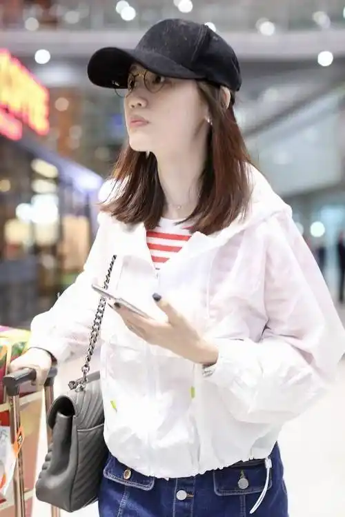 马蓉素颜好美啊条纹t恤配牛仔短裙走机场戴棒球帽直逼00后