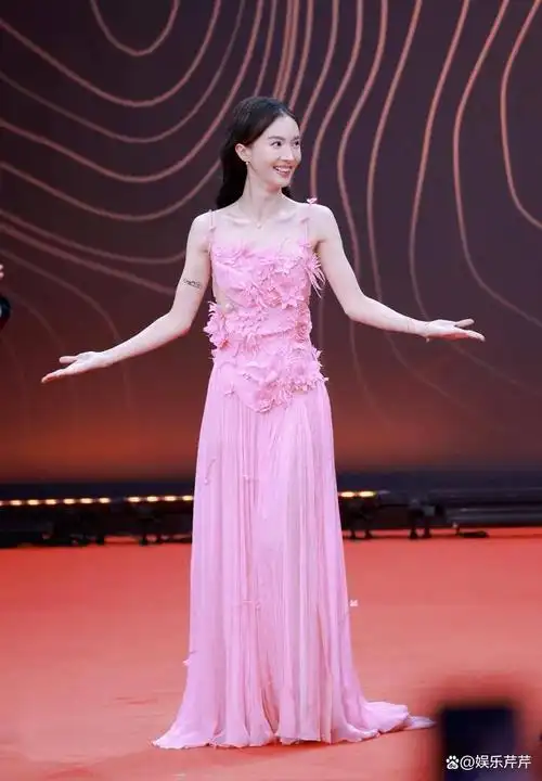 盘点女星星光大赏红毯造型,你更倾心哪位女星演绎的礼服搭配呢