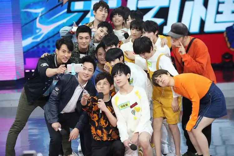 杜江做客《快本》惨遭群嘲 甜蜜秀恩爱措不及防