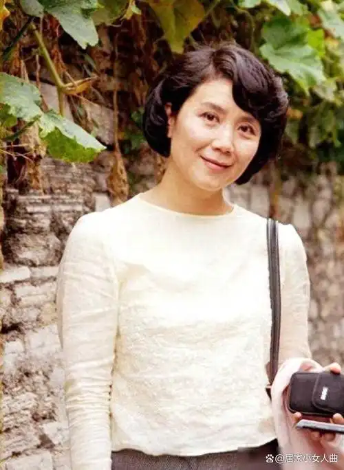 最近,著名女星严晓频再度成为了娱乐圈的焦点,引起了人们的广泛关注.