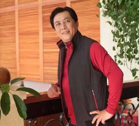 唐国强现状:国内淘金,妻儿在国外花,为残疾儿子的婚恋担心_唐英涵