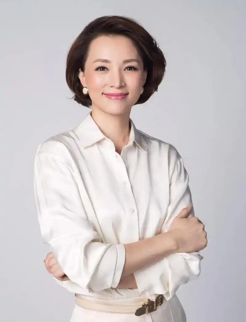 90年代初,年轻时的董卿,气质尤佳,浑身散发着青春洋溢的气息,但那时的