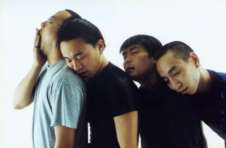 译乐队由窦唯,面孔乐队前主音吉他手讴歌,前"鲍家街43号"乐队的鼓手