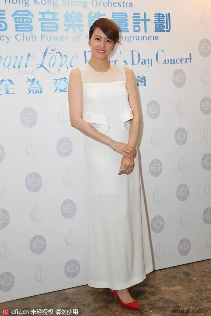 组图:梁咏琪出席音乐会 白色长裙优雅显女人味_高清图集_新浪网