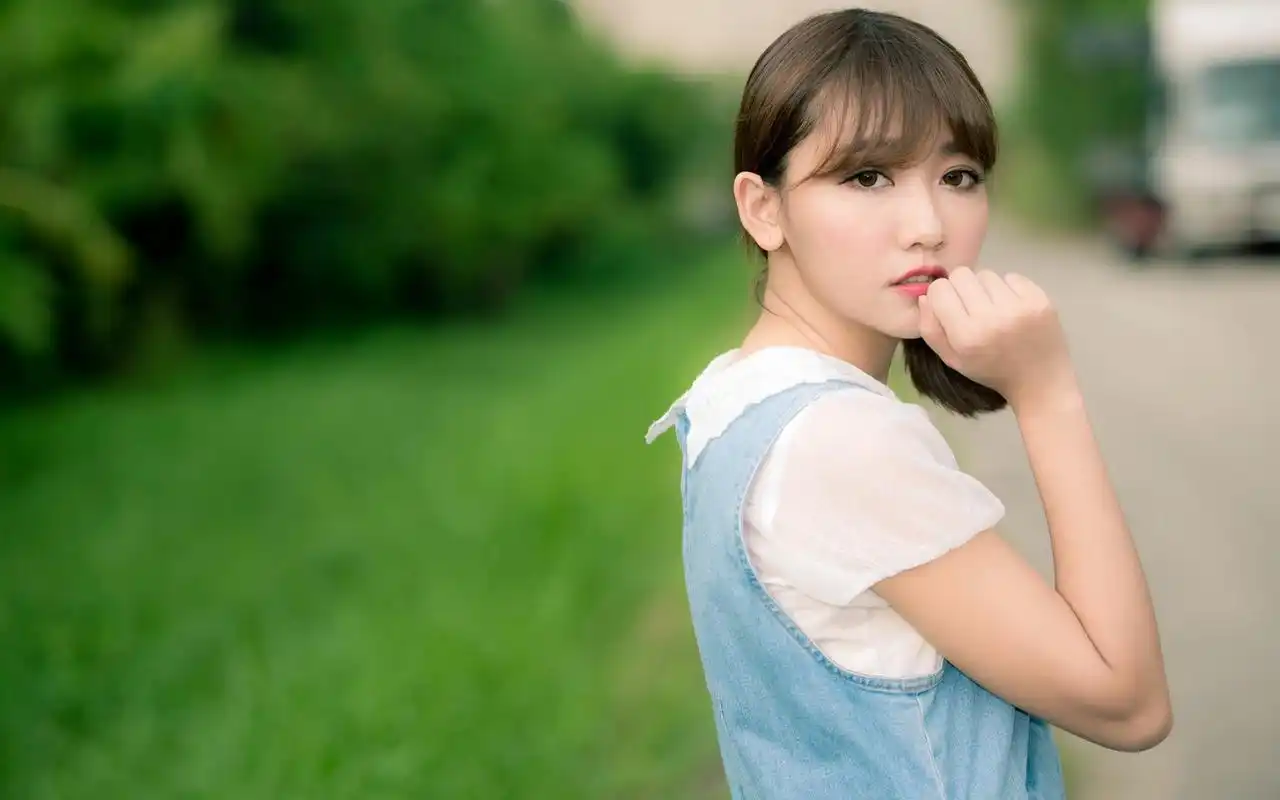 美丽恬静女生生活照桌面壁纸