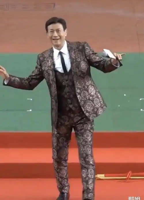 快八十岁的郑少秋罕见商演,网友:打扮太美了_西装_男性_细节