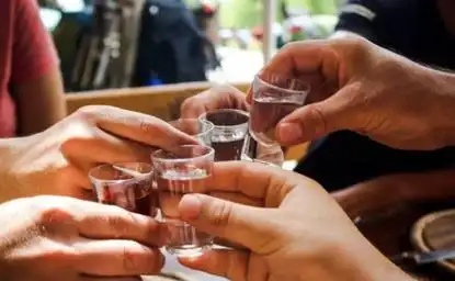 白酒是中国的国酒,是中国是中国特有的蒸馏酒,也是中国宴会和聚会的