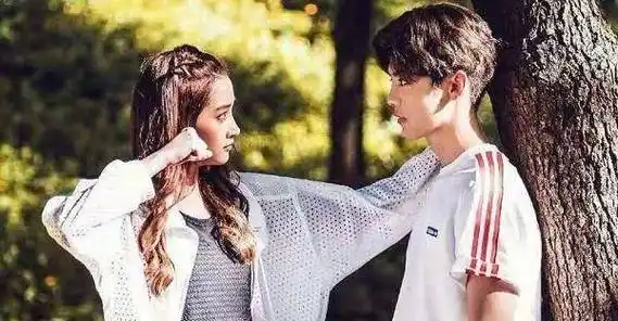 曾经不被大家看好的鹿晗和关晓彤,现在甜蜜到令人羡慕_恋情_影响_感觉