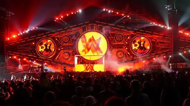 mta天漠音乐节盛大举办 三大国际艺人压轴alan walker雨中献艺