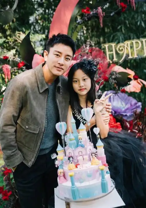 李小璐为女儿庆生视频曝光,甜馨与父母同点蜡烛,强忍泪水快哭了