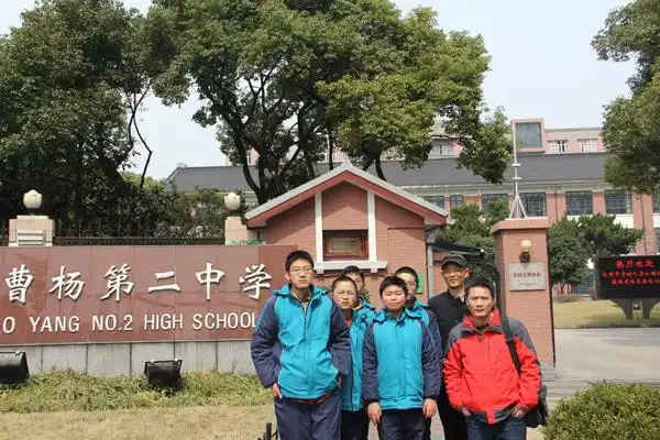 来到曹杨二中比赛现场袁宸龙在比赛中潘聘怀在比赛中双方规定用时都已