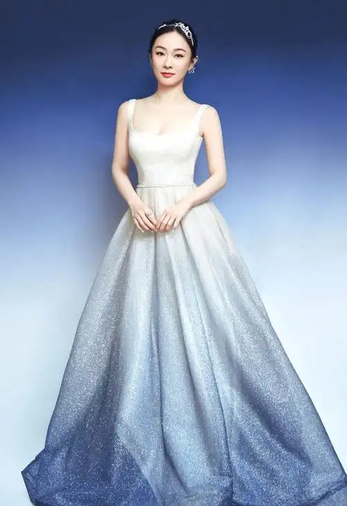 霍思燕最新礼服穿搭,高贵的像白天鹅
