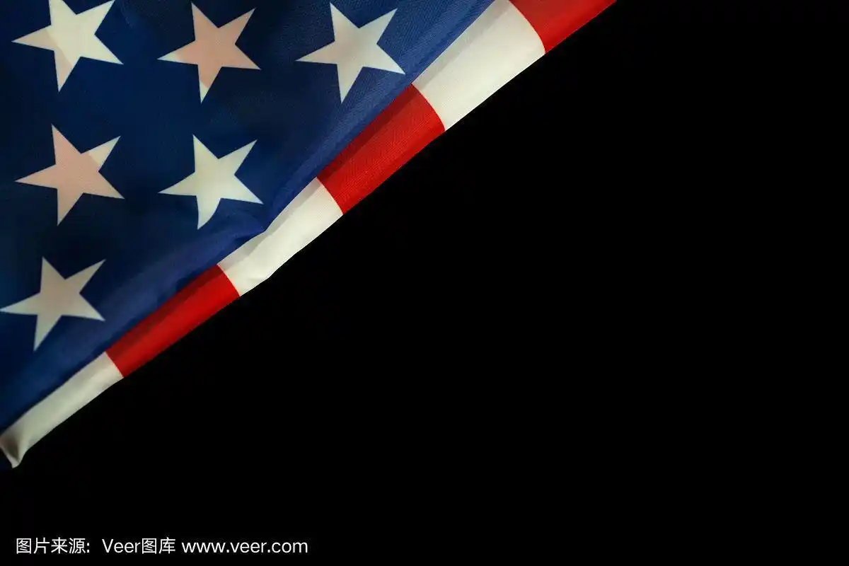 在美国阵亡将士纪念日或7月4日以黑色为背景的美国国旗