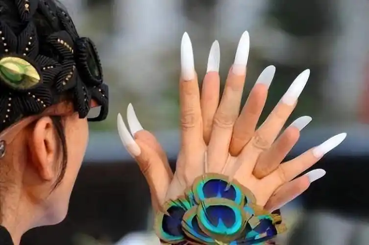 现实版老佛爷,63岁杨丽萍留长指甲生活无法自理,全靠男助理伺候