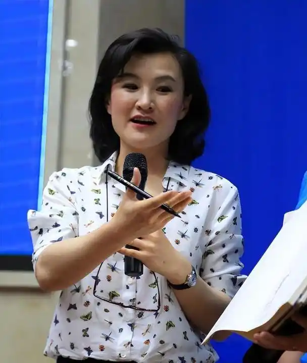 央视著名主持人董倩:成名路上有坎坷,丈夫也是央视"名嘴"