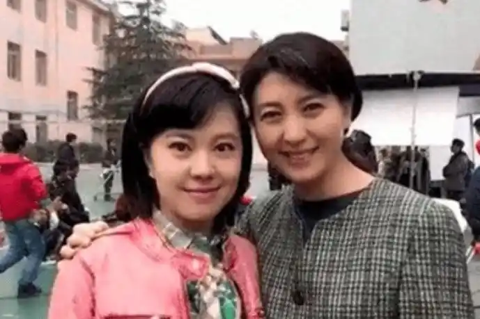 回顾闫学晶嫁大10岁二婚富商46岁高龄产女继女的选择让人泪目