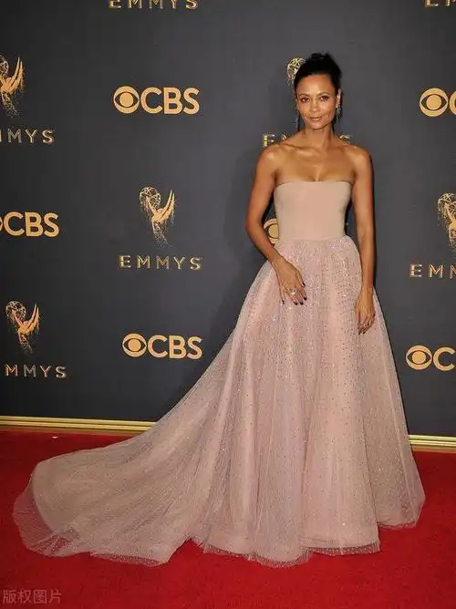 桑迪牛顿身穿紫色抹胸裙露出迷人的玉背香肩温婉动人