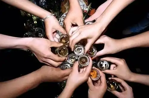 酒桌上,这3种敬酒的人,最好别深交,别重用