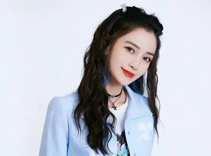 杨颖风波再升级,疑暗秀某会标志,父亲国籍被扒,过往言论引争议_网友