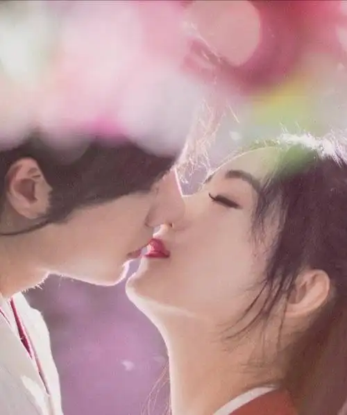 影视剧花式吻戏盘点,王一博赵丽颖很欲上头,肖战杨紫也不甘示弱