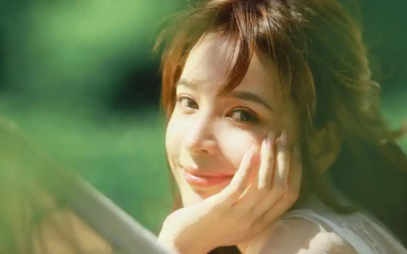 气质美女温婉迷人写真桌面壁纸