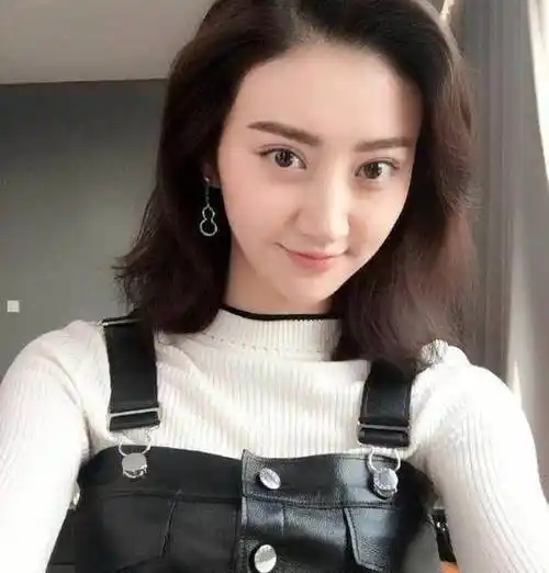 景甜的故事,为什么一直被叫"资源咖",看完她的履历你就知道_强捧_海报