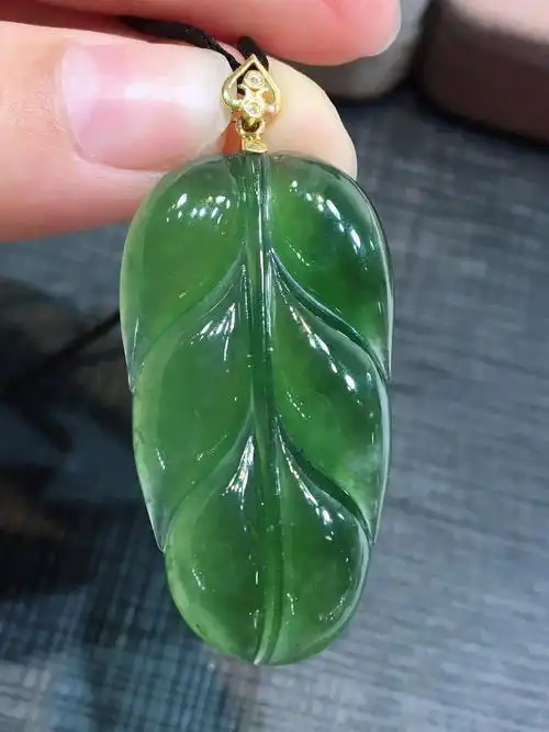 玉石吊坠图片大全(翡翠叶子吊坠图集) - 赤虎壹号
