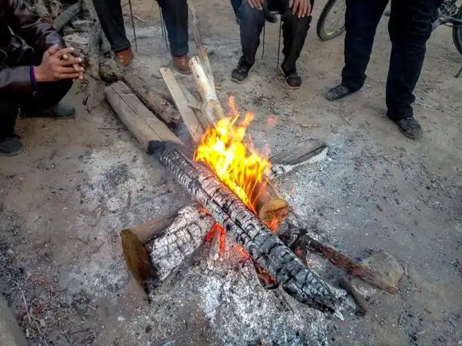 农村过白事儿,寒冬腊月三九天,人们街头烤火取暖却害怕拍照,为什么