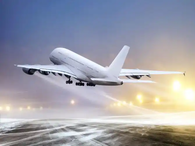 凌晨时分在冬季有雪的机场起飞的飞机