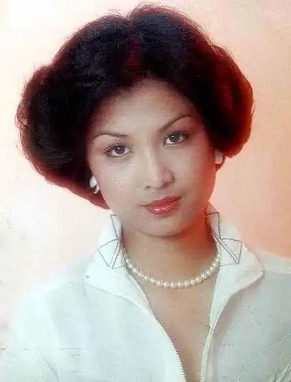 她是上世纪70年代中后期至80年代中期的香港当红歌手,凭一曲《每当