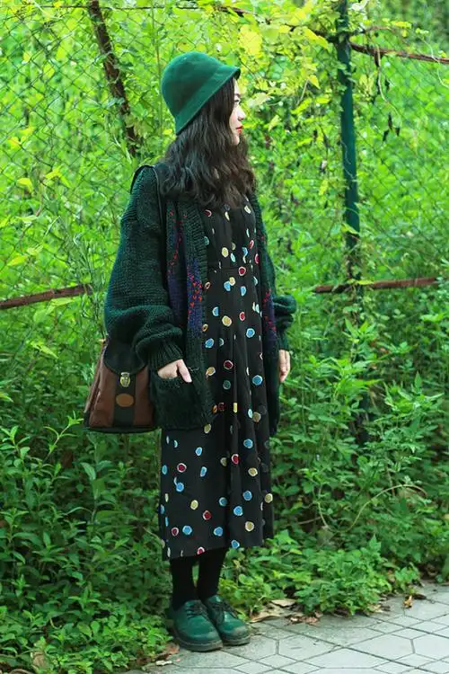 黑底彩色波点连衣裙搭配墨绿色粗棒毛衣开衫