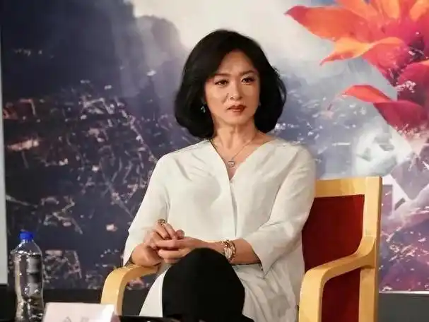 ",面对记者关于性别转换手术后是否会心动的敏感问题,金星霸气地回应