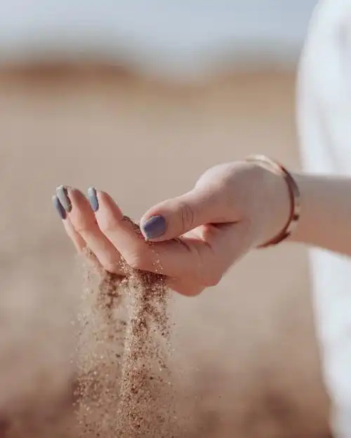 手握细沙手势图片