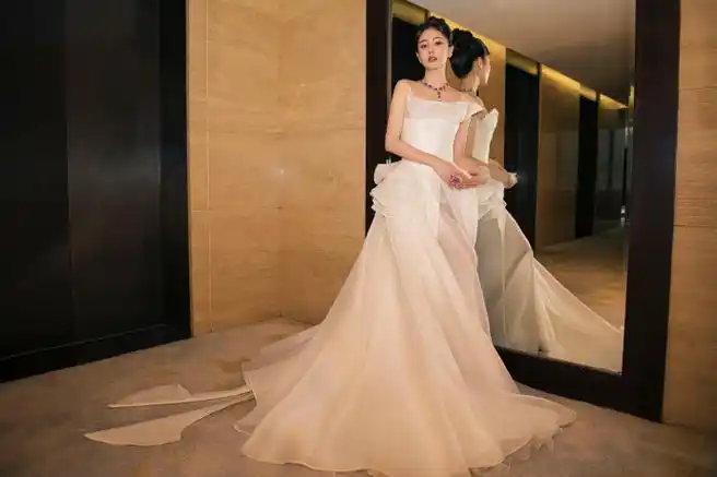 微博之夜#恭喜演员@白鹿my获得2023#微博之夜#"年度瞩目演员"荣誉