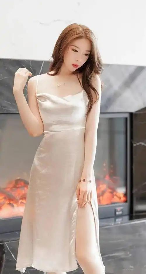 女人味十足的吊带裙穿出了不一样的高级感