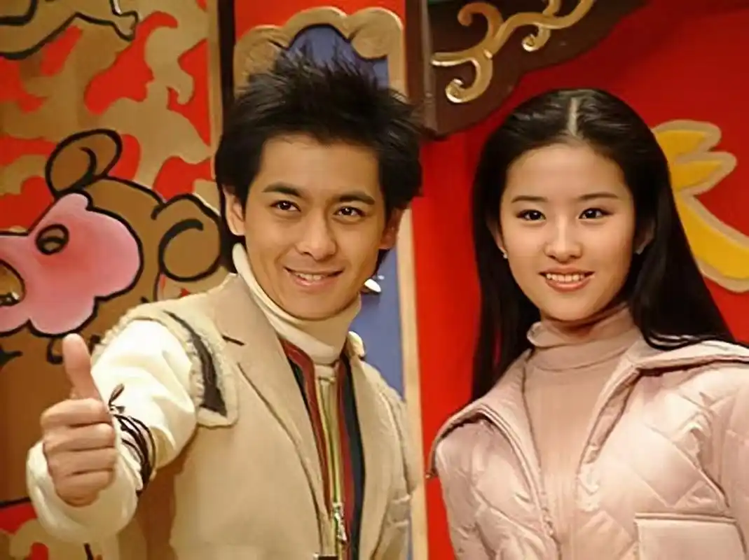 来一波回忆杀,网友发出20年前拍的刘亦菲和林志颖,两个人都是青春洋溢