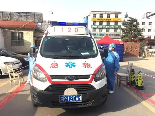 120急救车接回病人测体温.jpg
