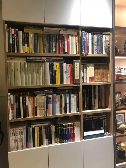 收到了两本很喜欢的关于天文的书籍我们家书柜真的是满满当当的我觉