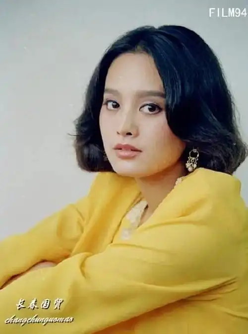 近日,一组宁静年轻时的旧照曝光.